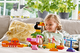 dziecko bawiące się zabawkami ze sklepu smyk
