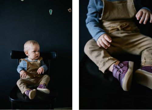 Buty marki Mrugała na nogach małego dziecka.