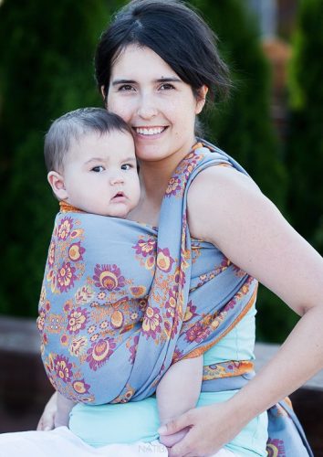Kobieta nosząca dziecko w chuście