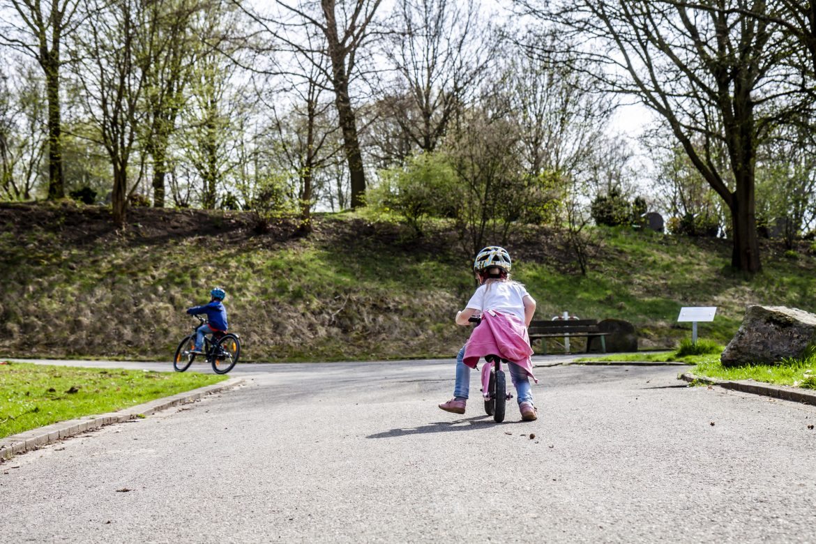 Little girl riding on her pink bike Jak bezstresowo nauczyć dziecko jazdy na rowerze?