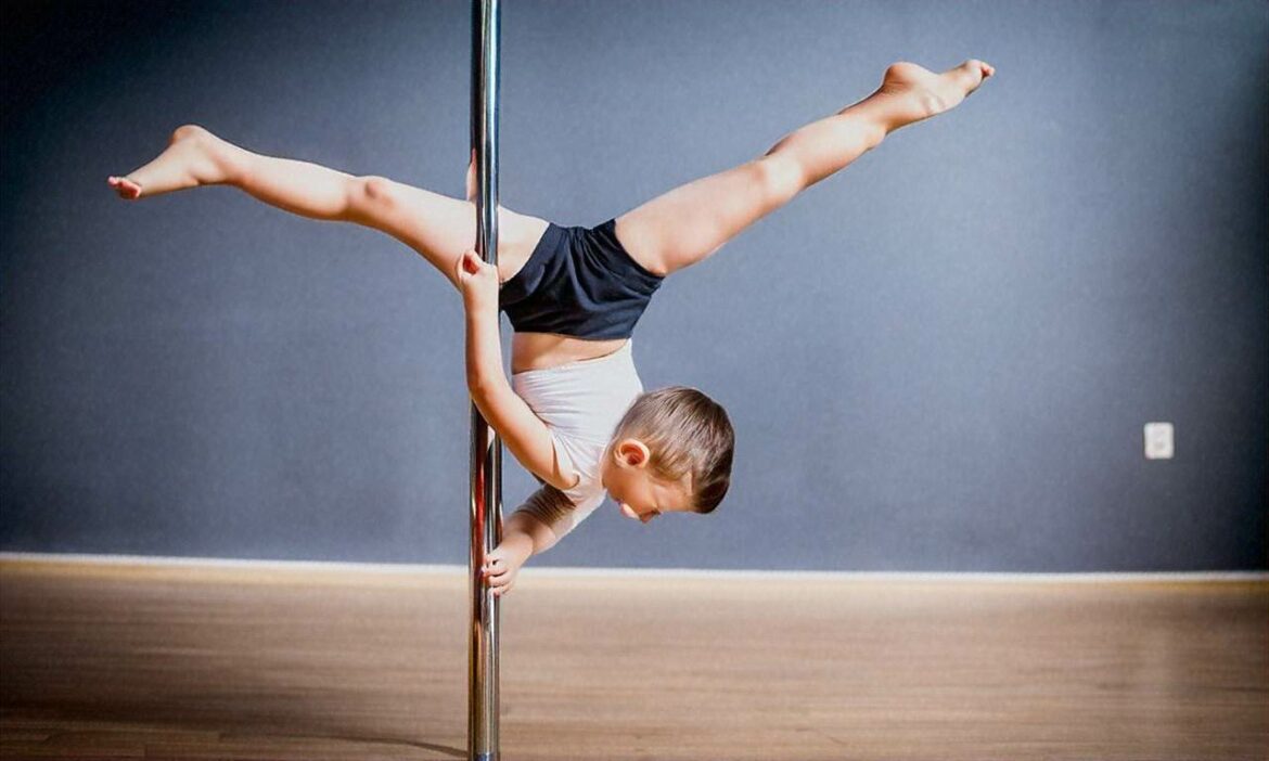 Pole dance dla dzieci – kontrowersyjne zajęcia, czy idealne hobby do ogólnego rozwoju? Pole dance dla dzieci - kontrowersyjne zajęcia, czy idealne hobby do ogólnego rozwoju?