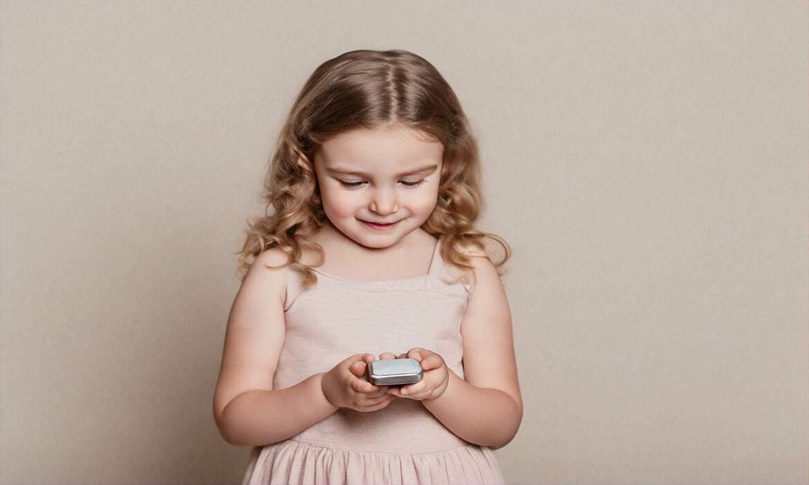 Pierwszy telefon komórkowy - kiedy kupić dziecku?